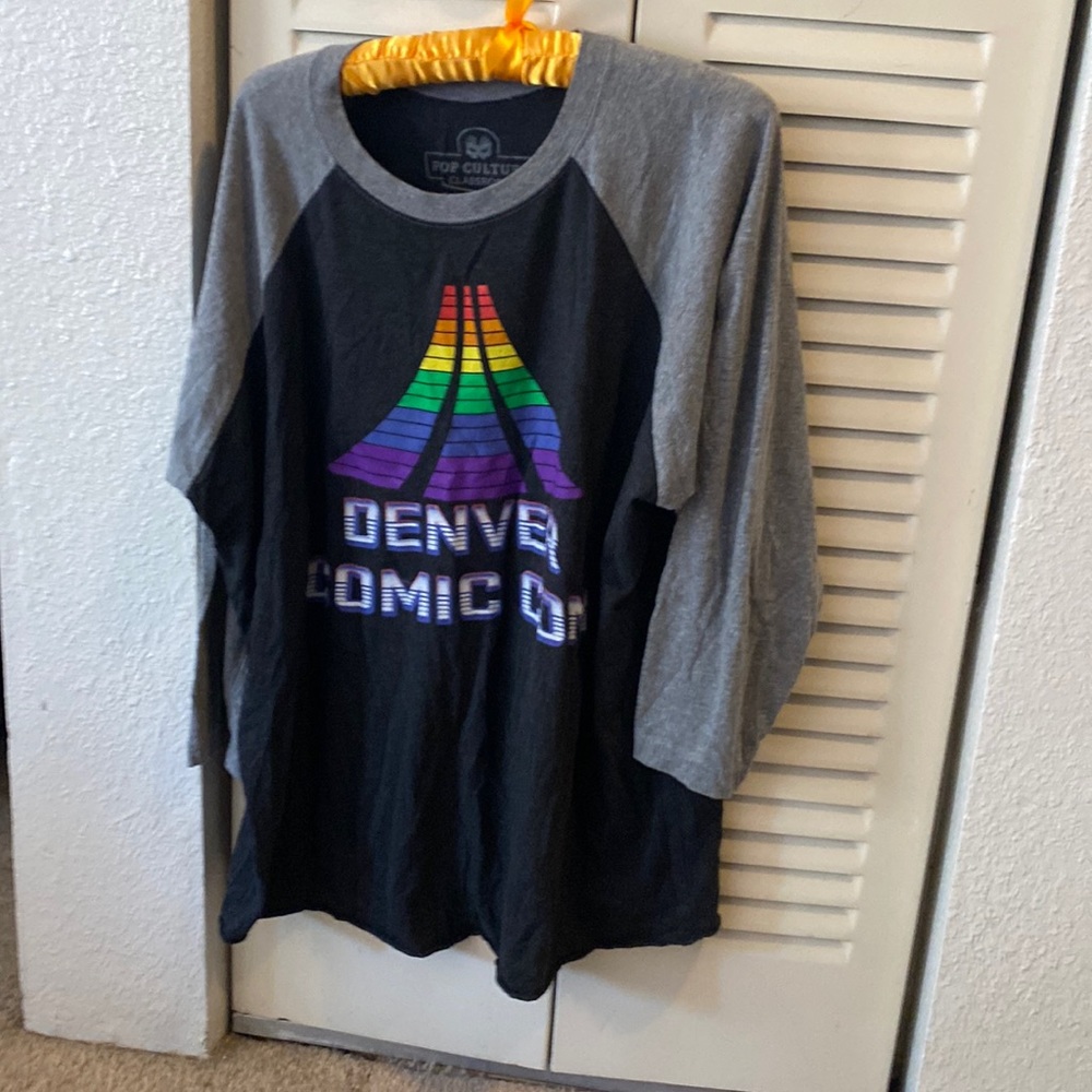 Long sleeve denver comic con Xxl retro looking shirt
